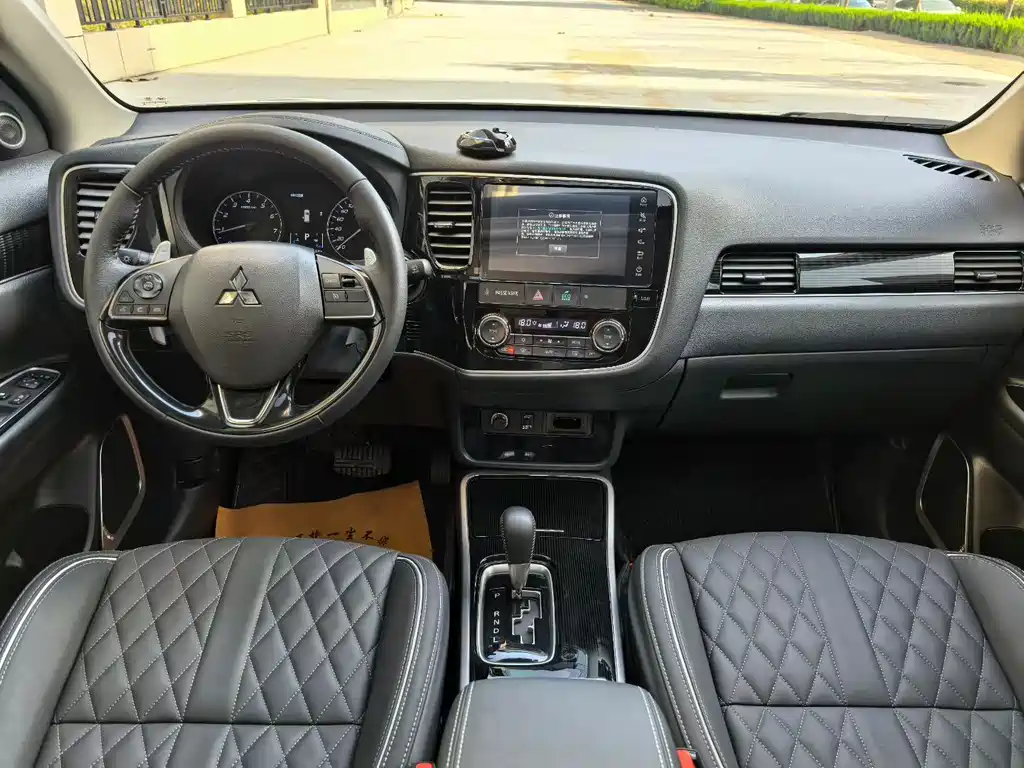 Outlander 2.4 L 4 WD 5-seat