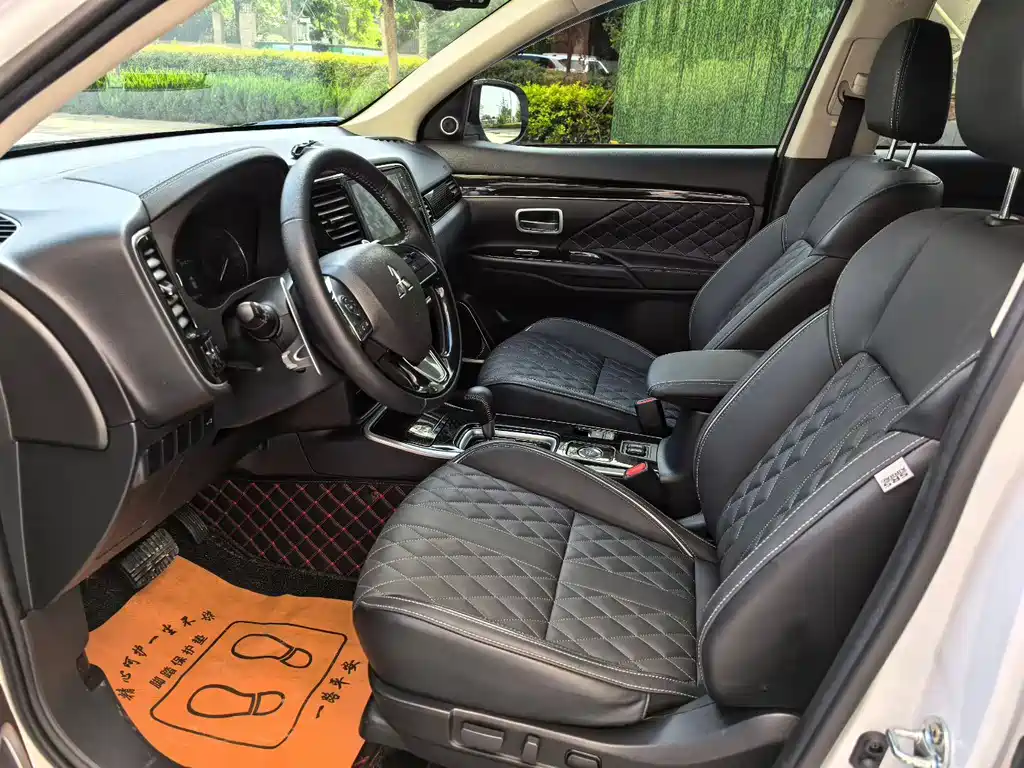 Outlander 2.4 L 4 WD 5-seat