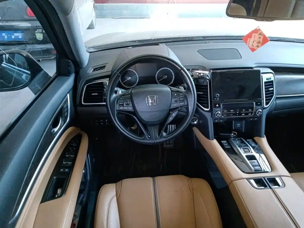 Honda UR-V 370 TURBO 4 WD Honor Shine