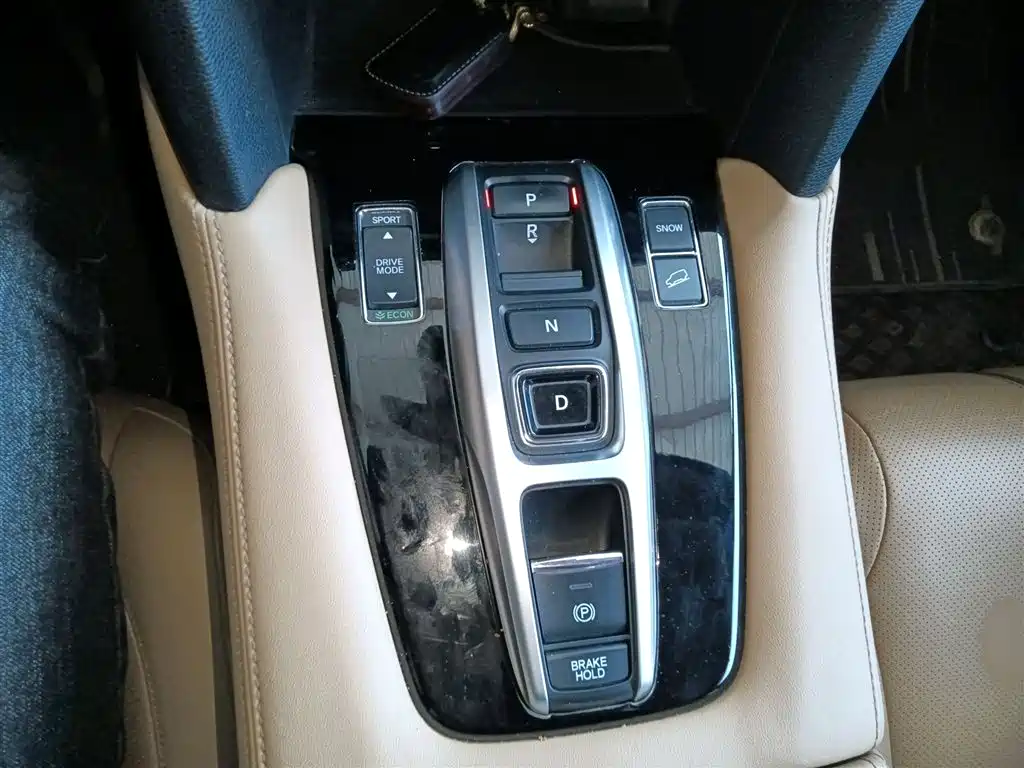 Honda UR-V 370 TURBO 4 WD Honor Shine