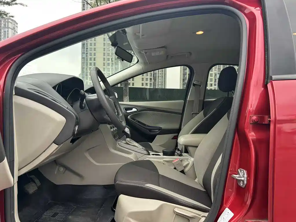Focus Sedan 1.6 L Auto Comfort