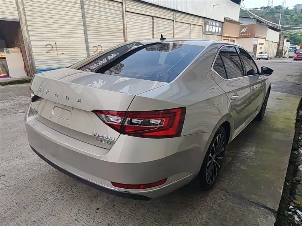 Superb TSI330 DSG Comfort CN-V