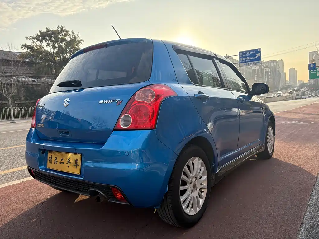Swift 1.5 L Auto Fashion