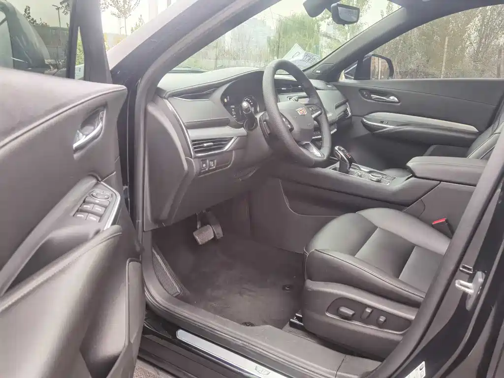 Cadillac XT4 28 T 2 WD Leading