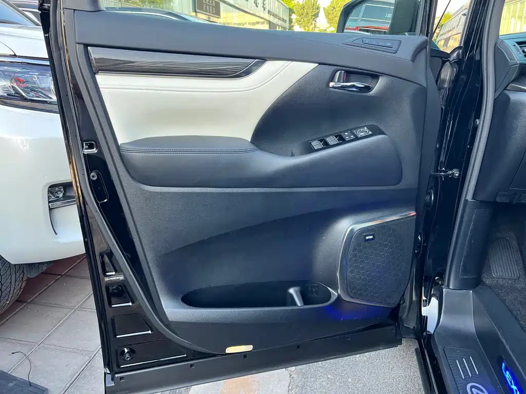 Lexus LM 300 h 7-seat Elegant