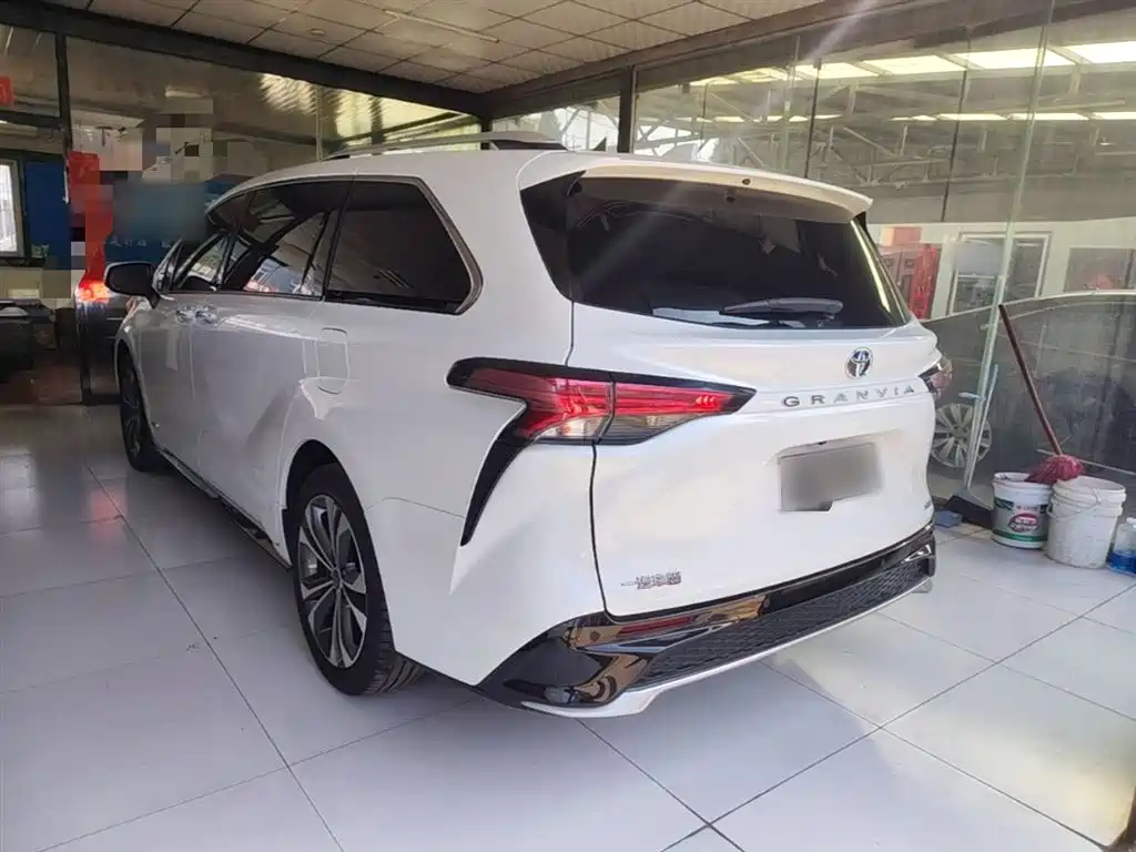 Granvia 2.5 L Hybrid Distinguished
