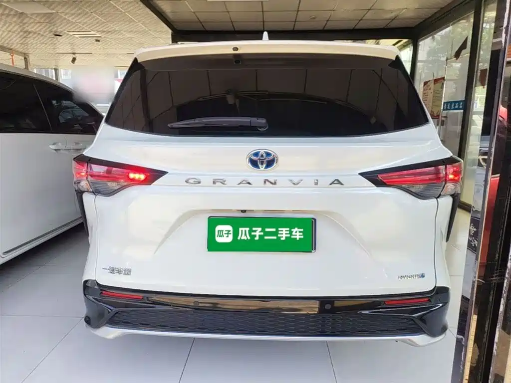 Granvia 2.5 L Hybrid Distinguished