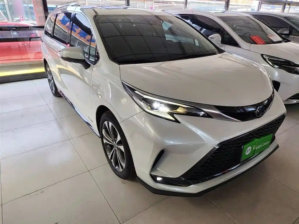 Granvia 2.5 L Hybrid Distinguished