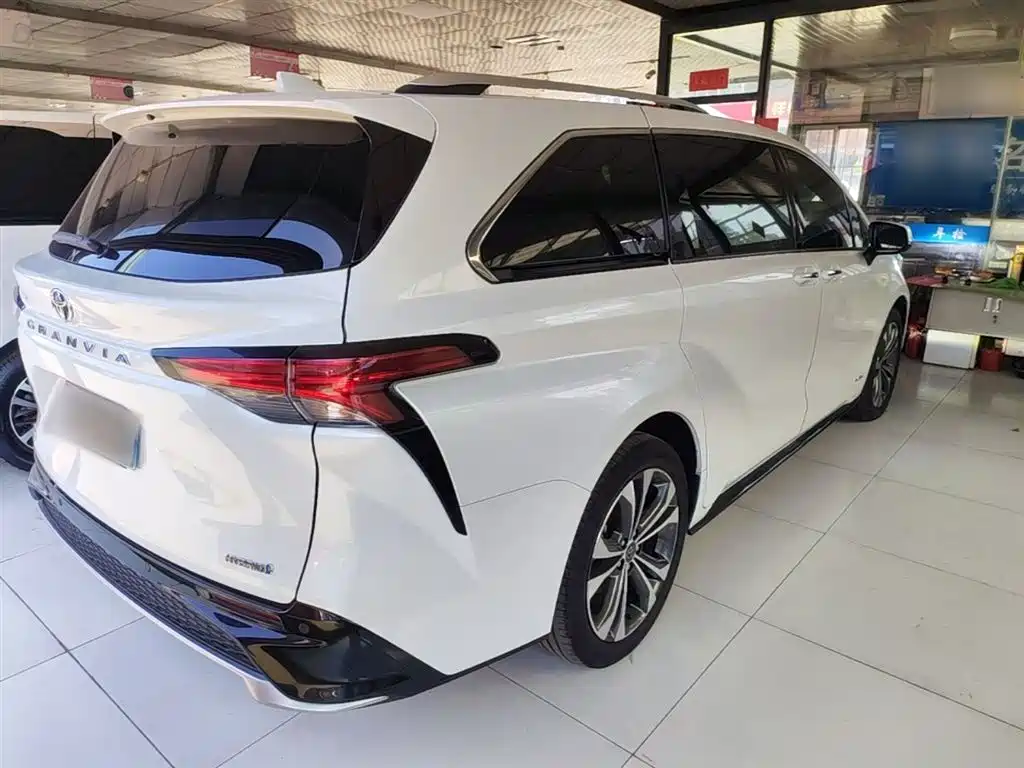 Granvia 2.5 L Hybrid Distinguished