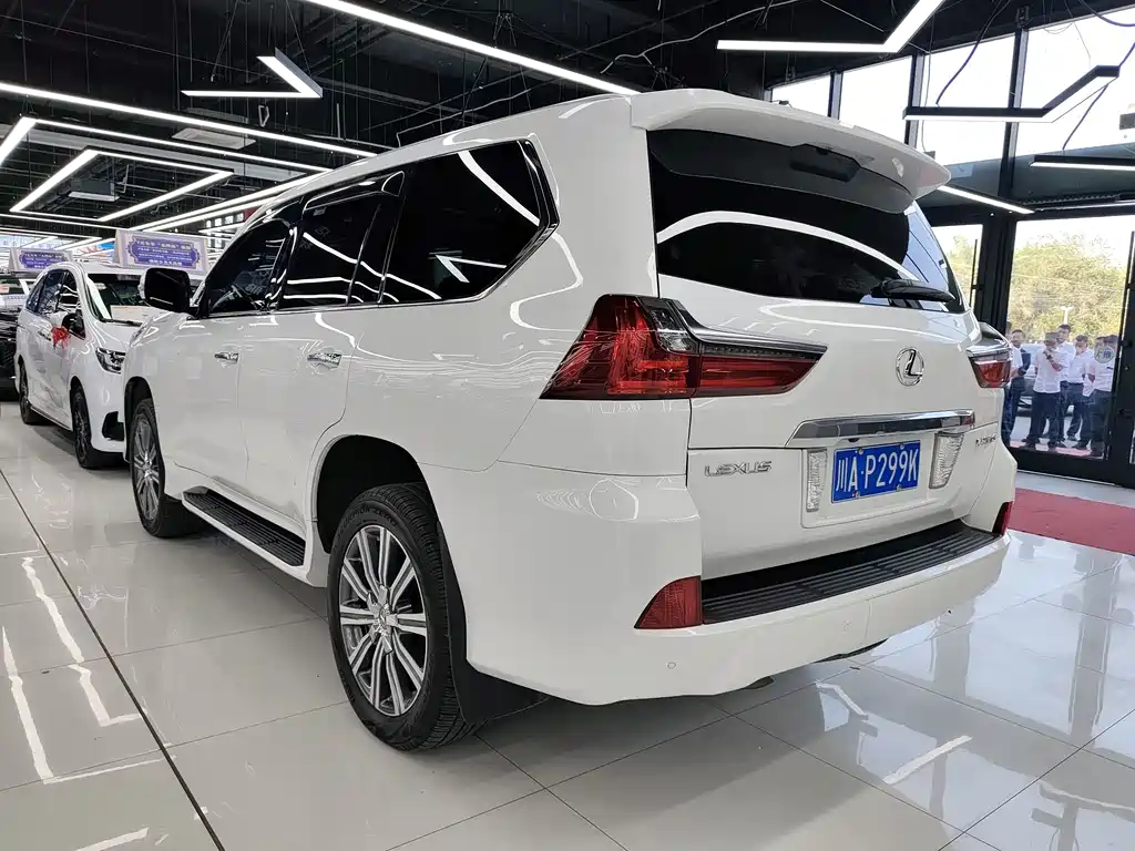 Lexus LX 570 Distinguished Luxury