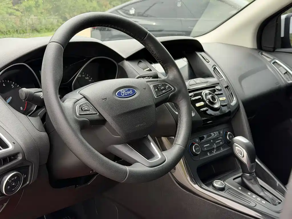 Focus Sedan 1.6 L Auto Style Smart Travel