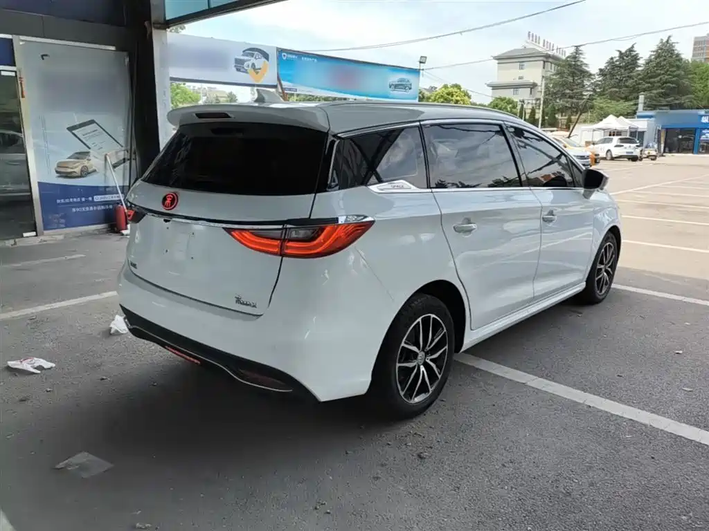 Song MAX 1.5 T Auto Connected Premium 6-seat