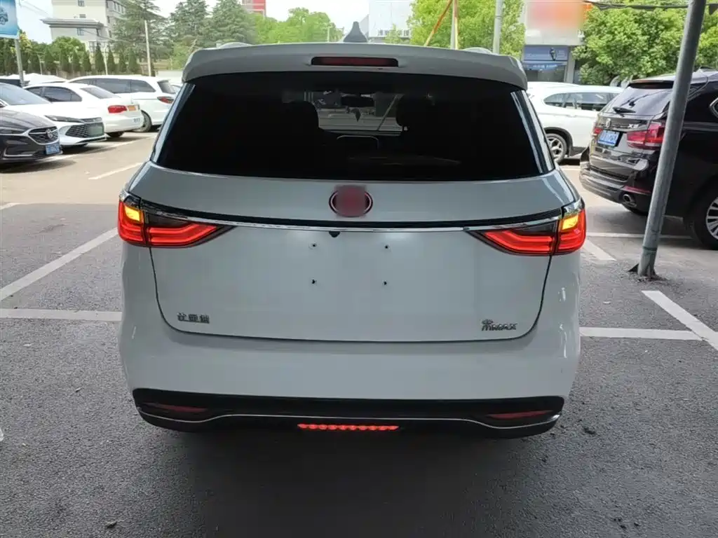 Song MAX 1.5 T Auto Connected Premium 6-seat