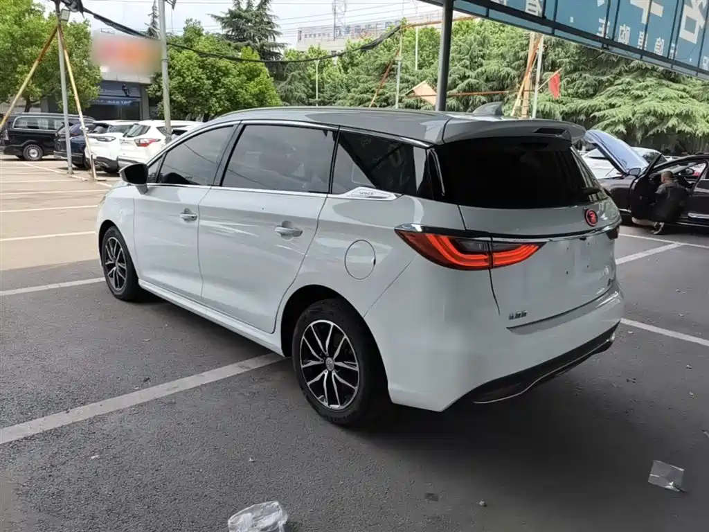Song MAX 1.5 T Auto Connected Premium 6-seat