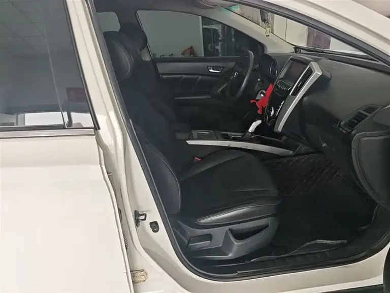 Luxgen URX 6 SUV 1.8 T Creative Upgrade