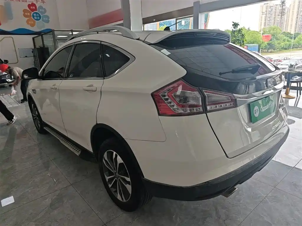 URX 6 SUV 1.8 T Creative Upgrade