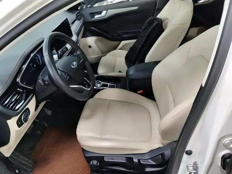 Ford Focus Sedan EcoBoost 180 Auto Sharp Trend