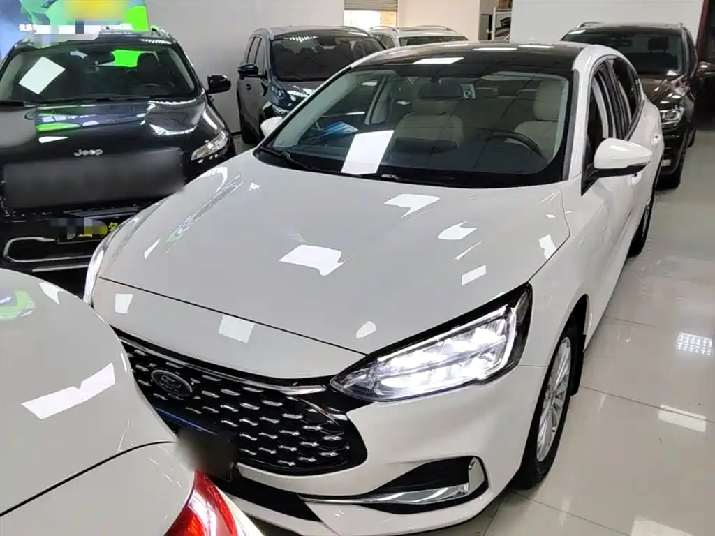 Focus Sedan EcoBoost 180 Auto Sharp Trend