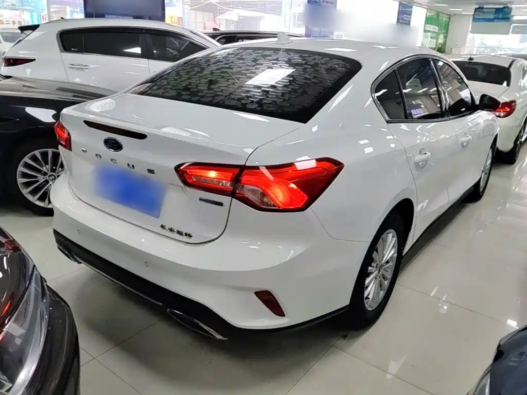 Focus Sedan EcoBoost 180 Auto Sharp Trend