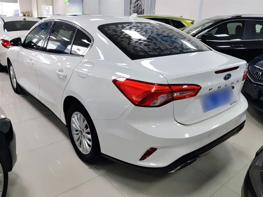 Focus Sedan EcoBoost 180 Auto Sharp Trend