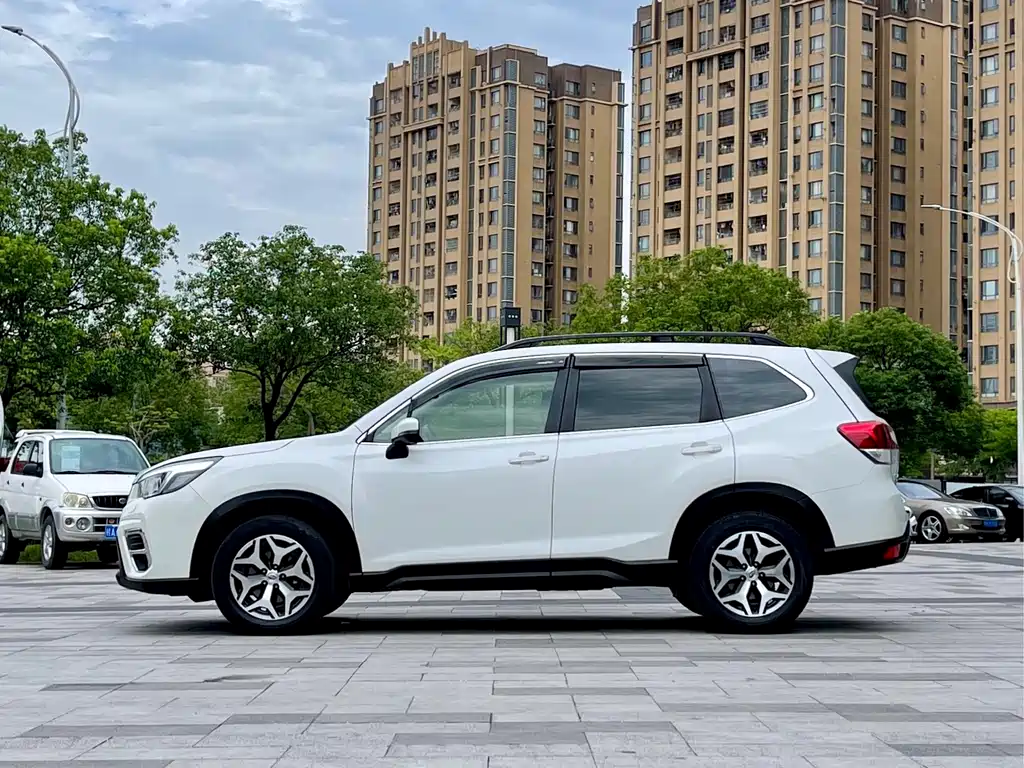 Forester 2.0 i Luxury