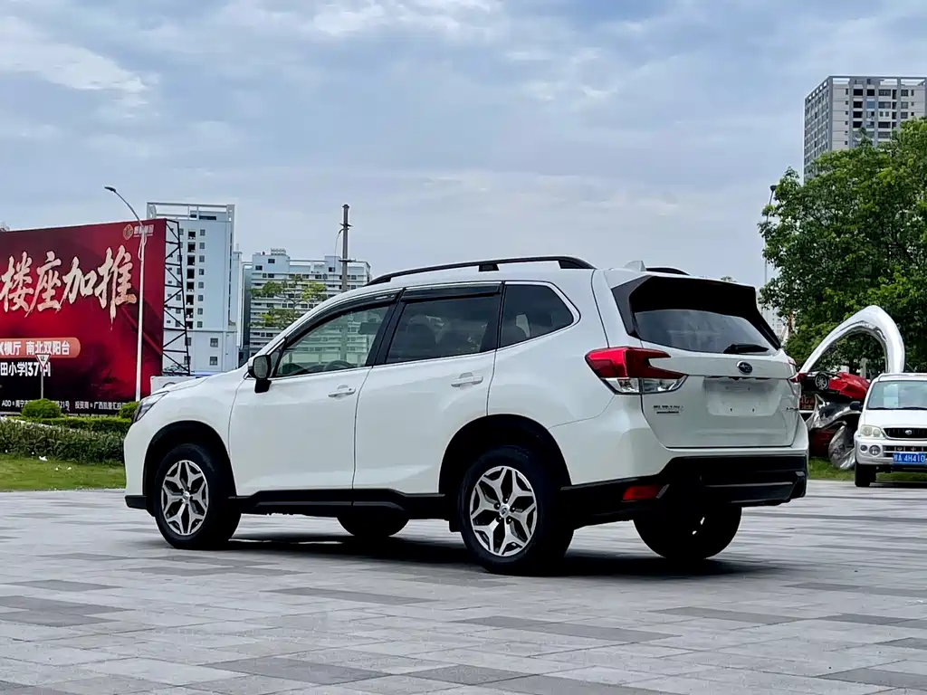 Forester 2.0 i Luxury