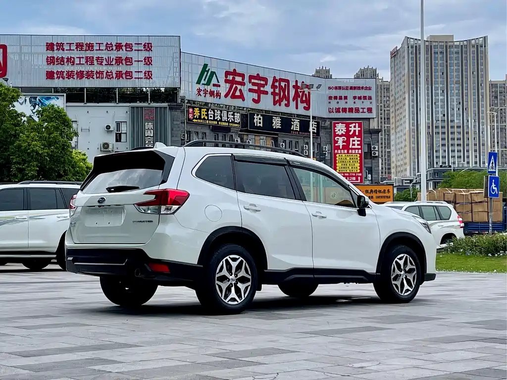 Forester 2.0 i Luxury