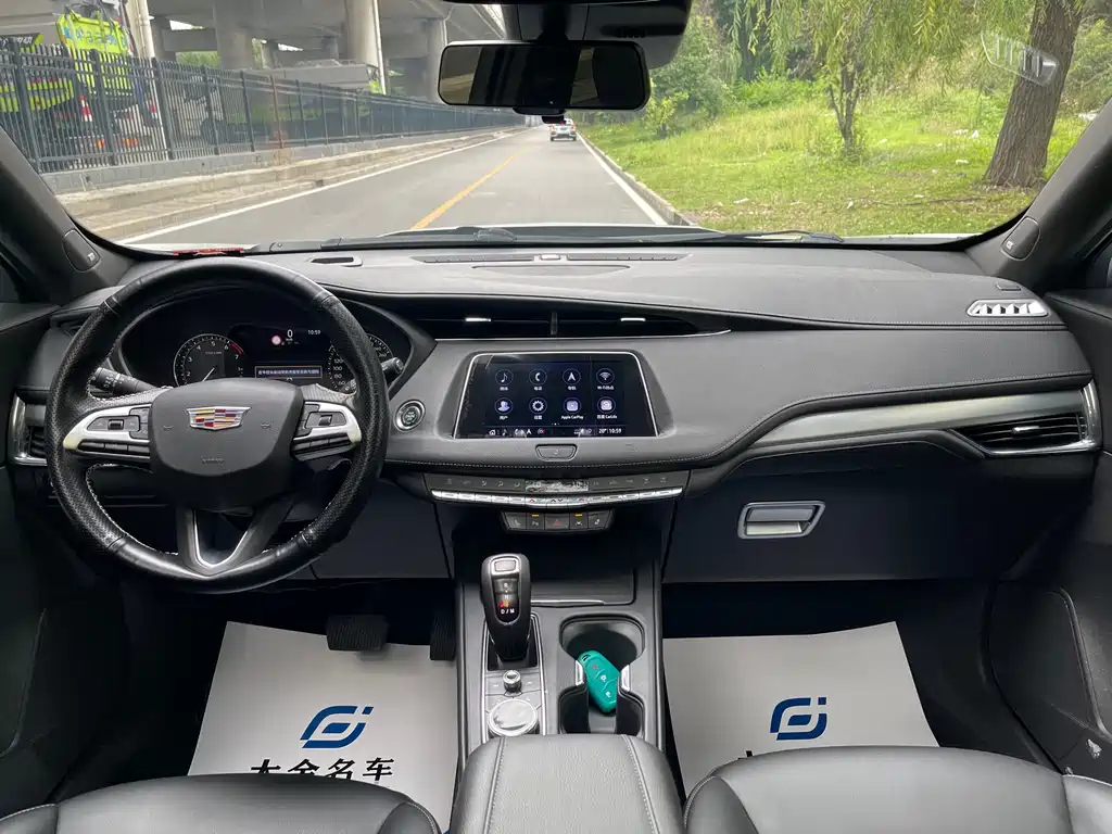 Cadillac XT4 28 T 4 WD Leading