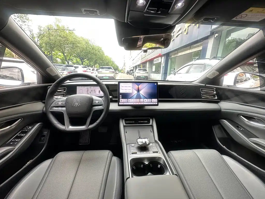 Qin L DM-i Smart Drive 120 KM Leading