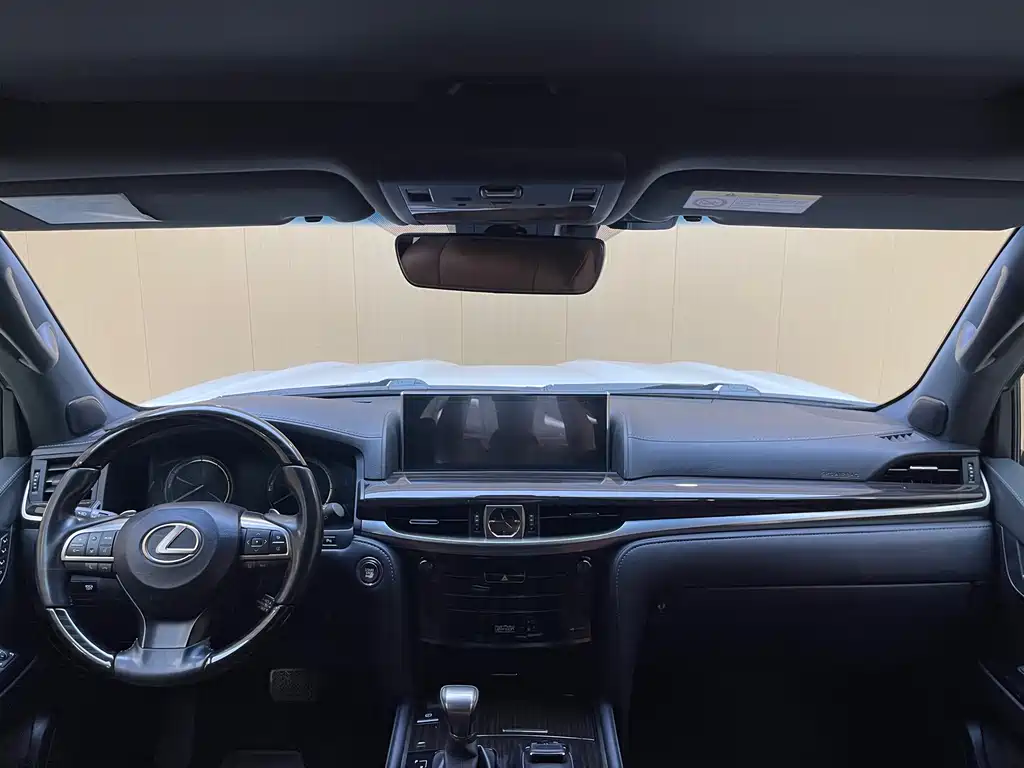 Lexus LX 570 Distinguished Luxury