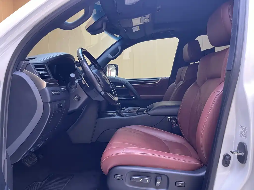 Lexus LX 570 Distinguished Luxury