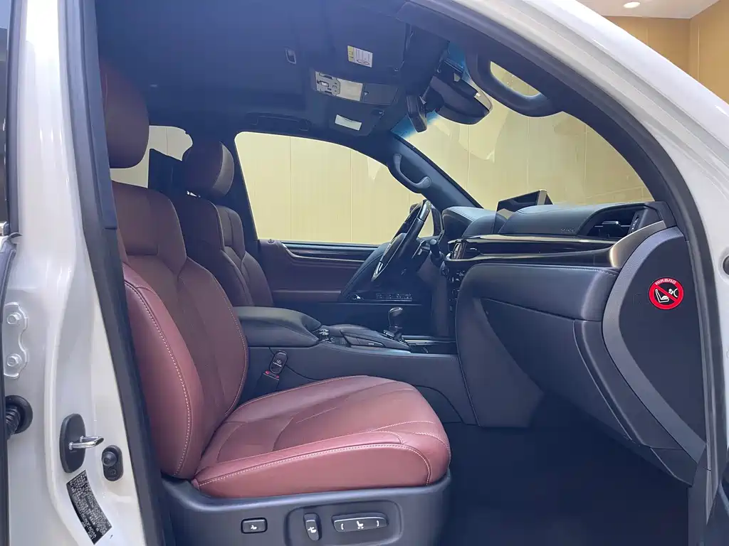 Lexus LX 570 Distinguished Luxury