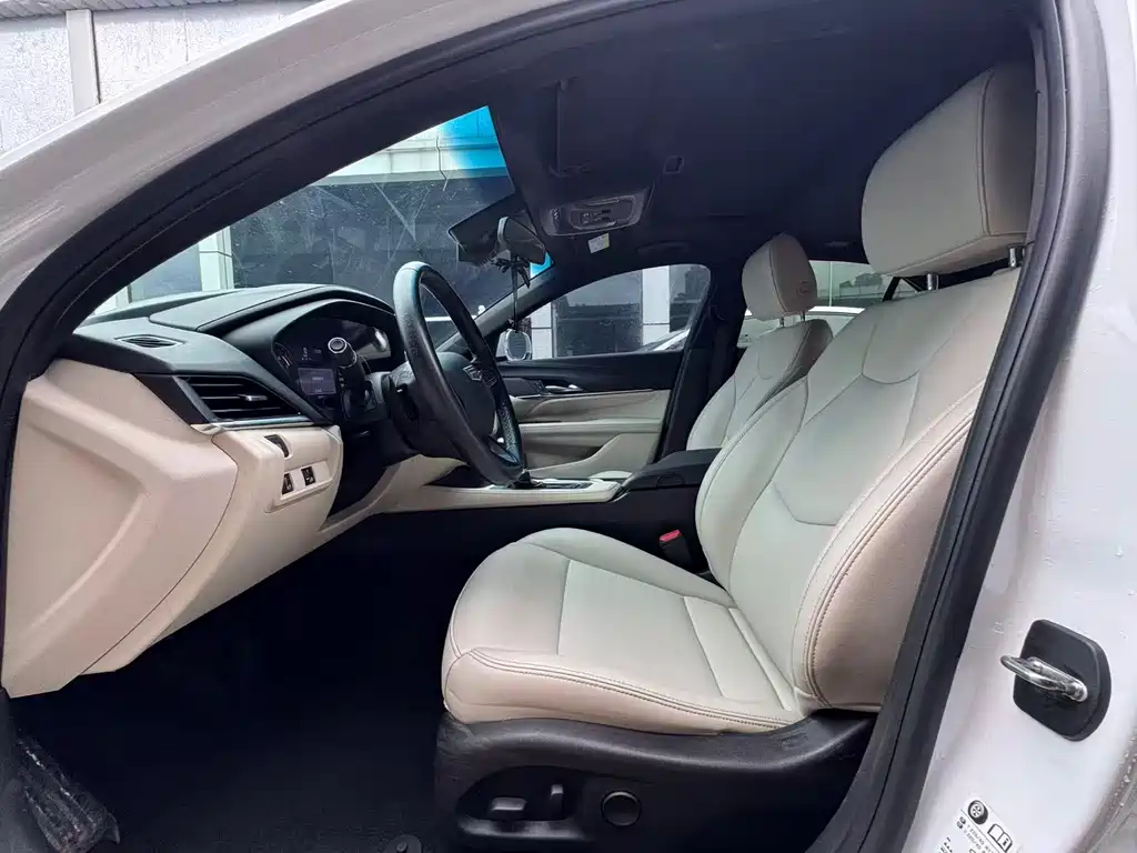 Cadillac CT4 28 T Fashion
