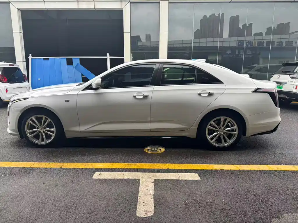 Cadillac CT4 28 T Fashion