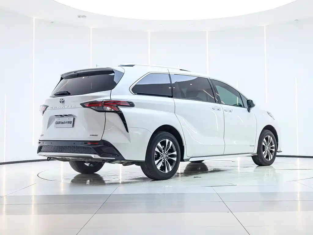 Granvia 2.5 L Hybrid Luxury
