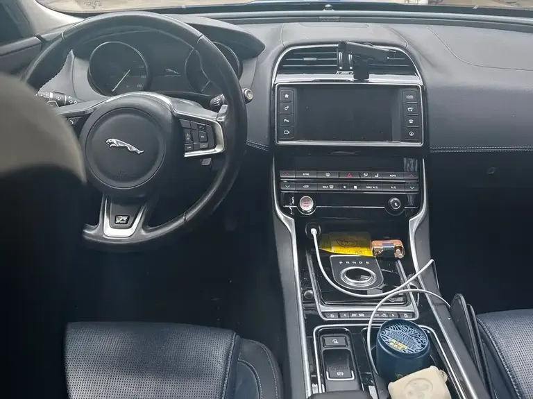 Jaguar XE 捷豹XE 2018款 2.0 T 250 PS 两驱R-Sport运动版