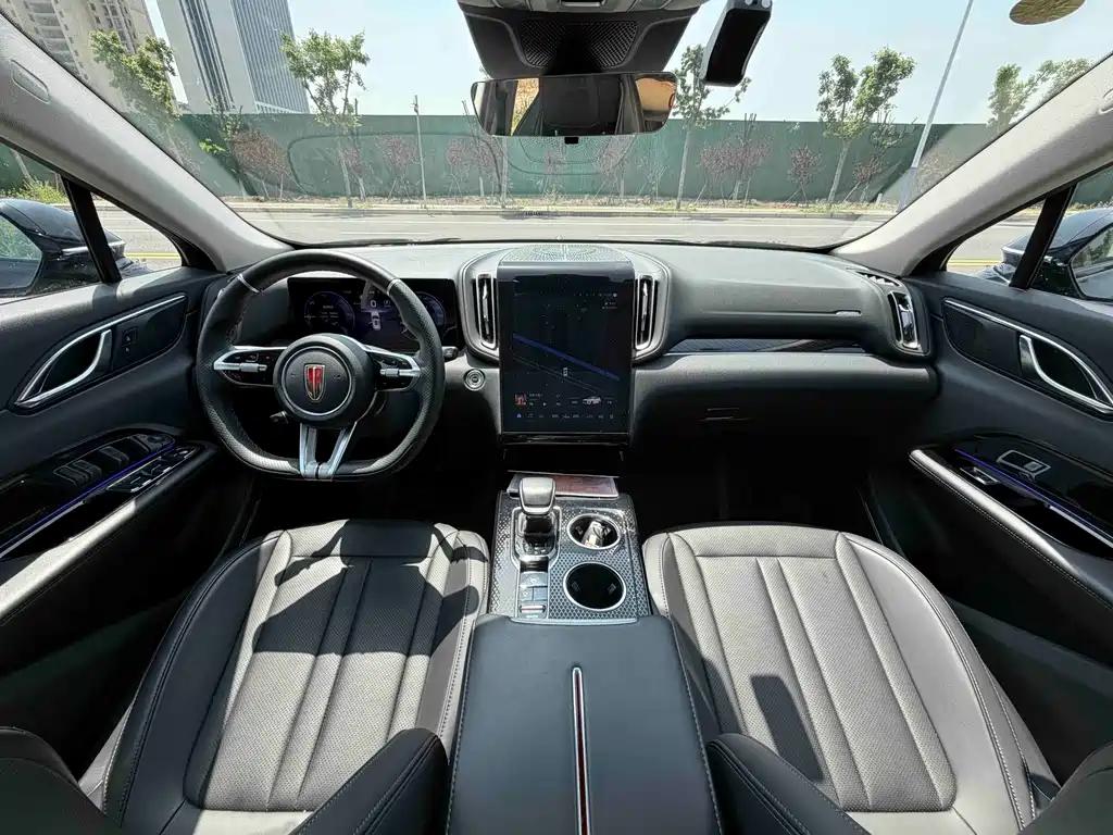 Hongqi HS3 PHEV 115 km Power Action