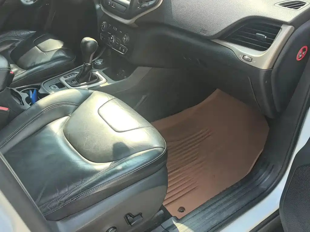 Cherokee 2.4 L Professional
