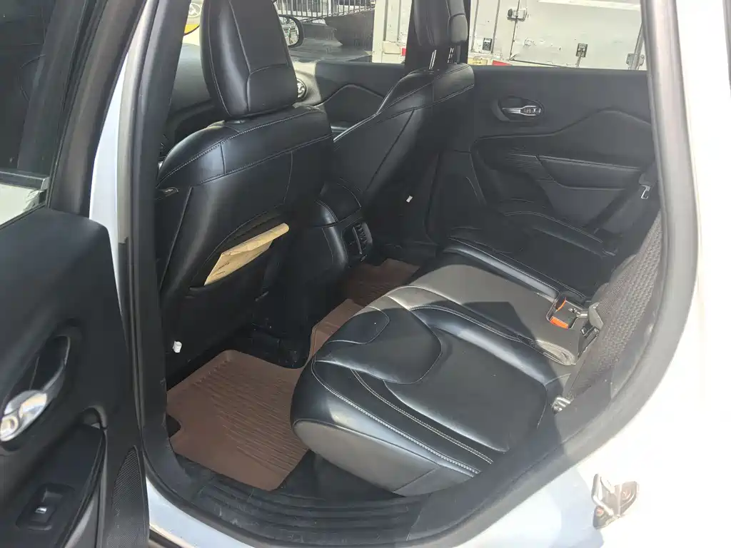 Cherokee 2.4 L Professional