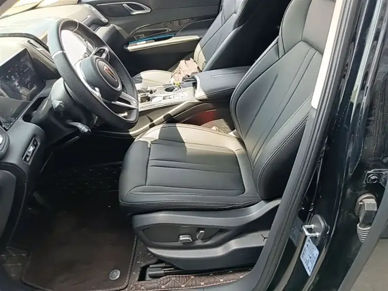 Hongqi HS3 PHEV 115 km Power Action