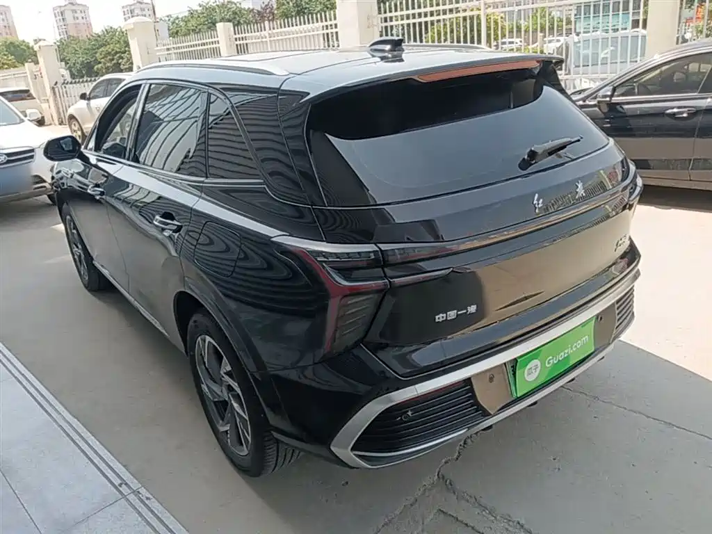 Hongqi HS3 PHEV 115 km Power Action