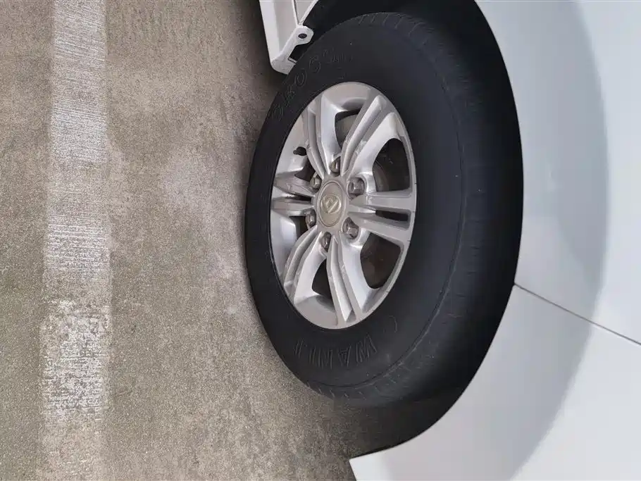 Maxus G10 大通G10 2021款 2.0 T 手动精英版 汽油 7座