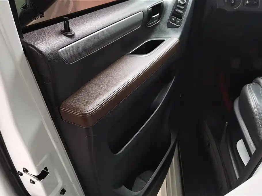 Maxus G10 大通G10 2021款 2.0 T 手动精英版 汽油 7座