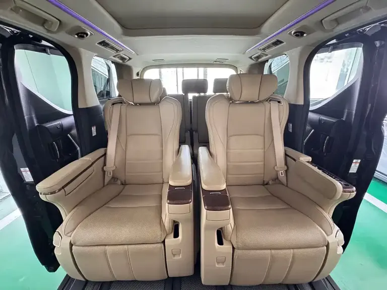 Toyota Alphard 3.5 L Distinguished