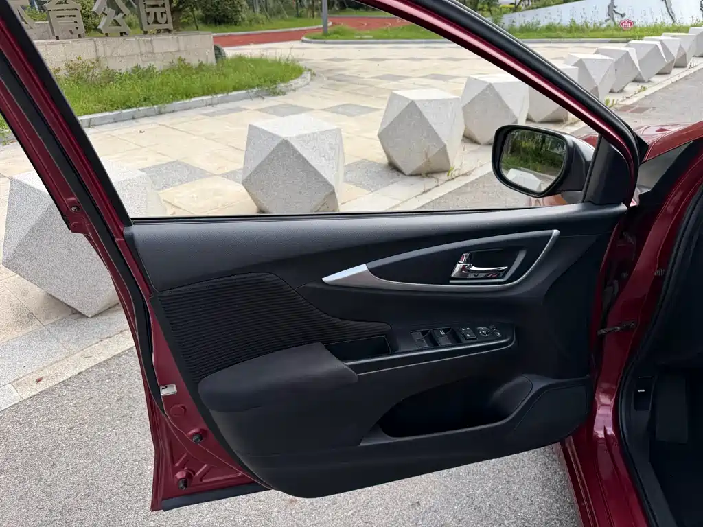 Crider 1.8 L CVT Luxury Special