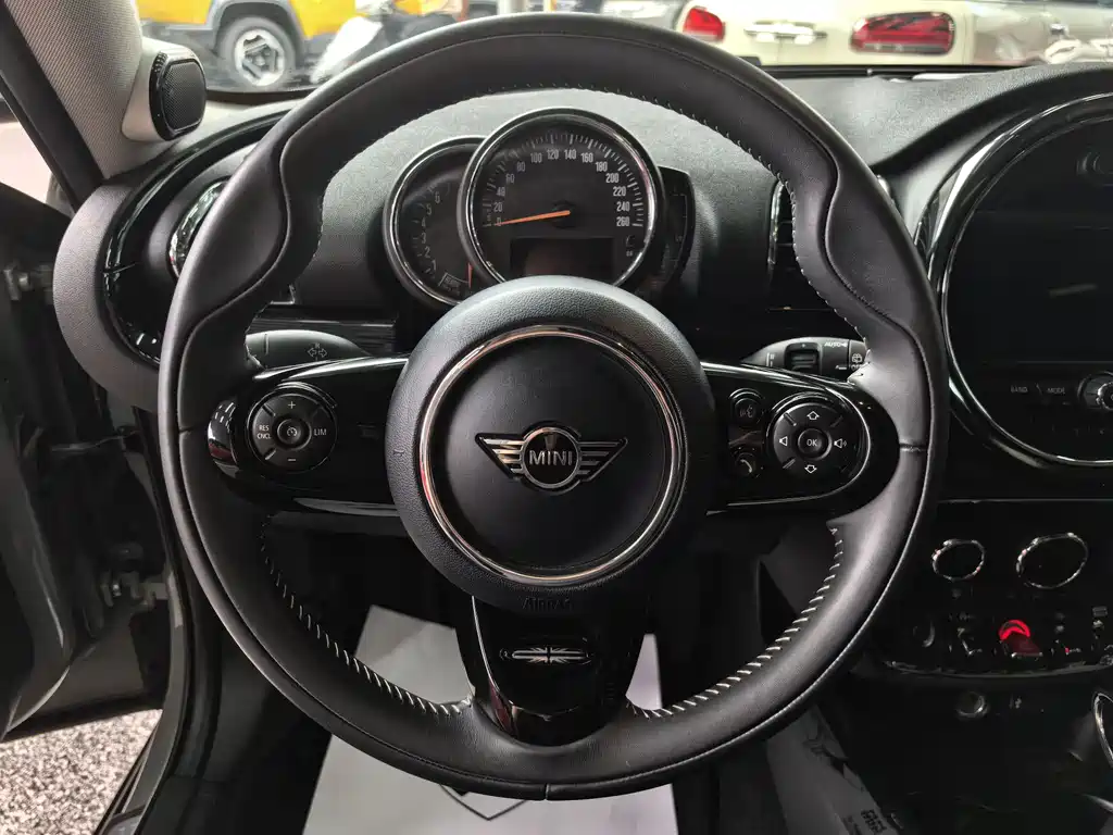 MINI CLUBMAN 1.5 T COOPER Artist