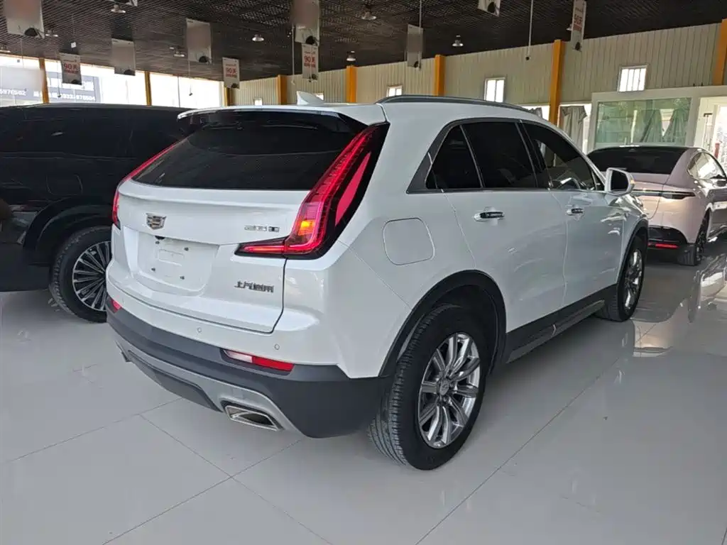 Cadillac XT4 28 T 2 WD Leading