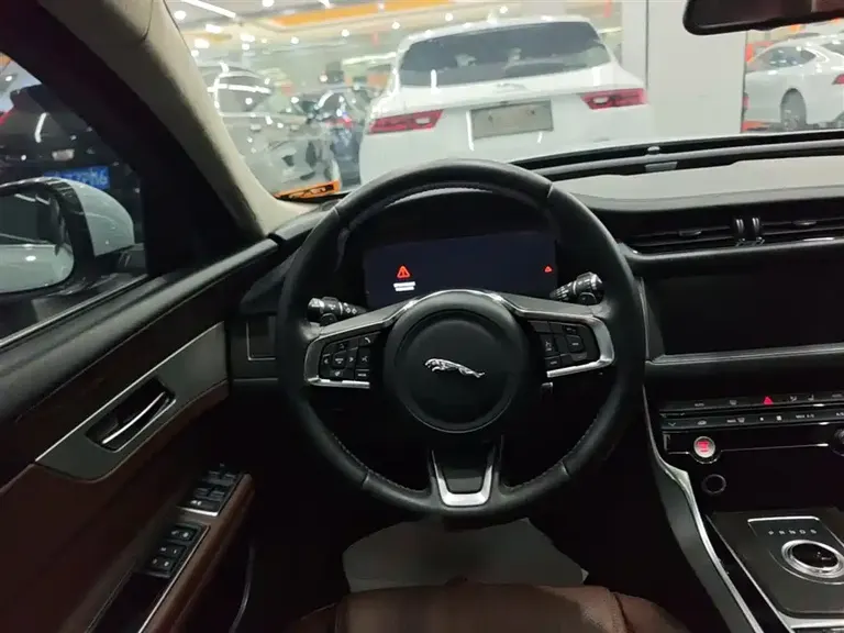 Jaguar XFL XFL 2.0 T P250 4 WD Premium