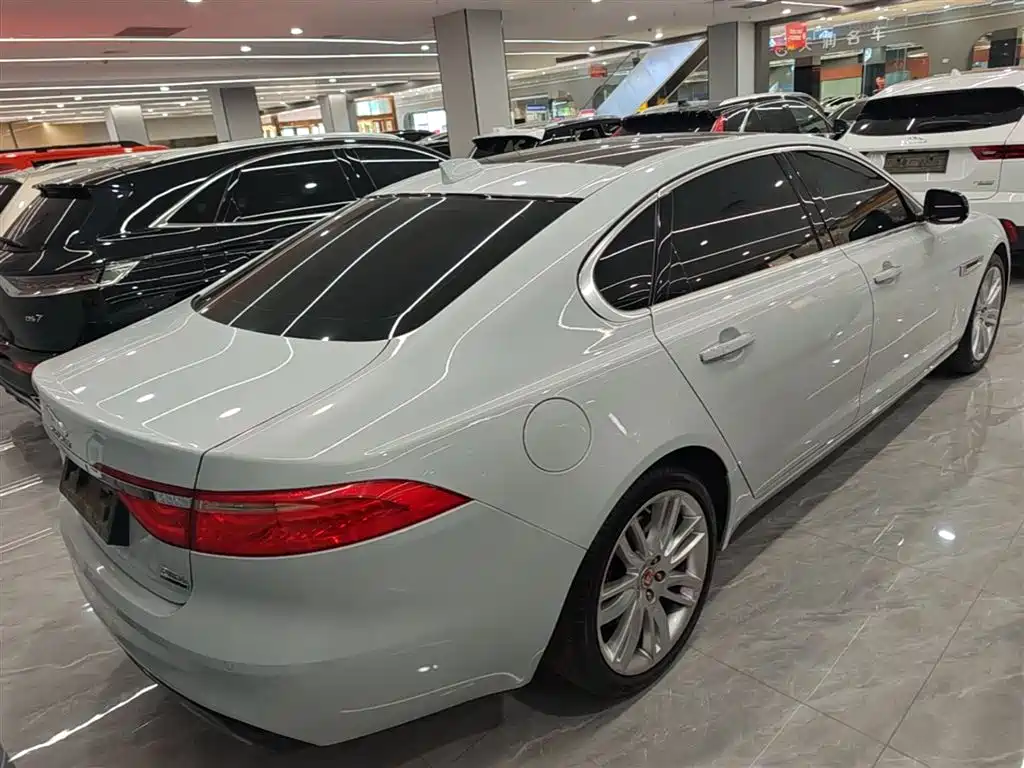 Jaguar XFL XFL 2.0 T P250 4 WD Premium