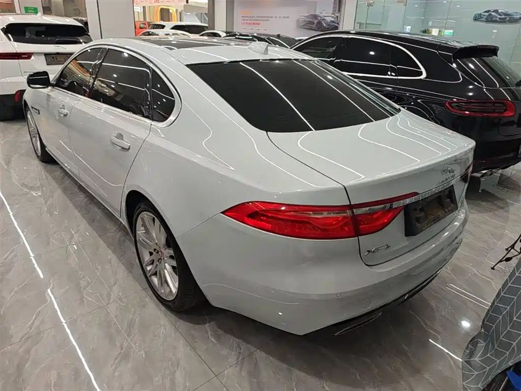 Jaguar XFL XFL 2.0 T P250 4 WD Premium
